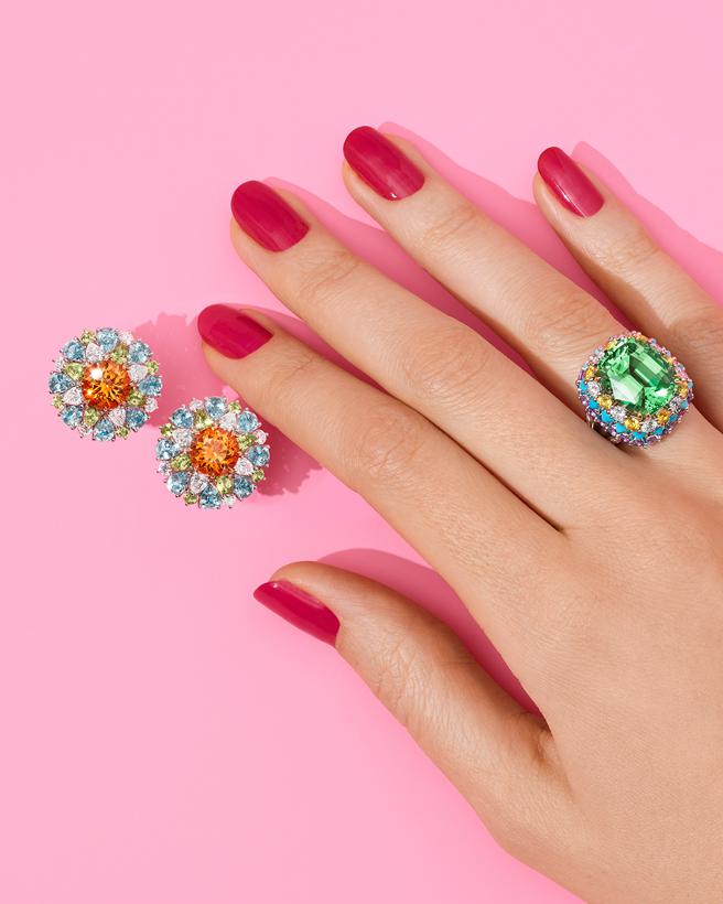 海瑞温斯顿Winston Candy系列鸡尾酒戒，採用硕大无比的彩宝为主石，气势不凡。（Harry Winston提供）