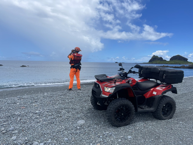 馮姓與藍姓男子14日下午在台東縣成功鎮一處海域戲水失聯，海巡15日上午擴大搜尋。（海巡署提供）