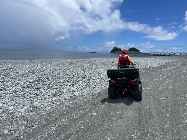馮姓與藍姓男子14日下午在台東縣成功鎮一處海域戲水失聯，海巡15日上午擴大搜尋。（海巡署提供）