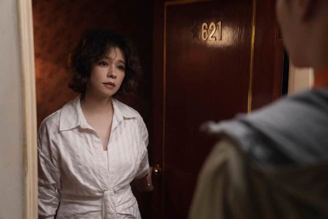 徐若瑄挑战必须一气呵成的同步录音，温柔唱出恋情遗憾。（甲上提供）