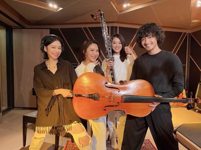 徐若瑄（左起）与钢琴手李宜玲、单簧管范捷安、大提琴手叶俊麟合作〈明天不见〉。（甲上提供）