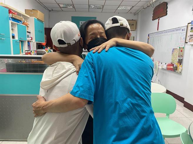 彰化县议员张雪如去年2月就曾帮助彰化一对20几岁的谢姓兄弟，他们在友人的介绍下投资虚拟货币，后来收到检警通知才发现被诈骗集团利用成了人头帐户，差点被骗到柬埔寨，特地回来感谢议员协助。（张雪如提供／吴建辉彰化传真）