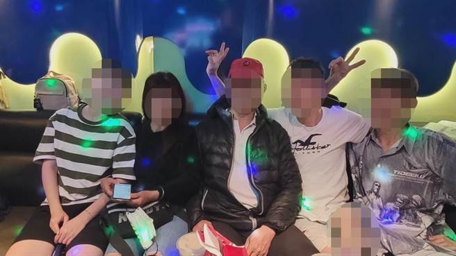 谢姓兄弟家人拿出一家和乐合照，表示回想起来真的很心疼，加上看到最近的新闻卖器官被弃尸，如果真的去了说不定连收尸的机会都没有。（张雪如提供／吴建辉彰化传真）