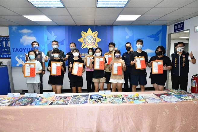 桃园市芦竹警分局暑假期间结合青春专案举办绘画比赛，由3位美术老师评选出前3名以及10名佳作，14日举行颁奖典礼。（芦竹警分局提供／陈梦茹桃园传真）