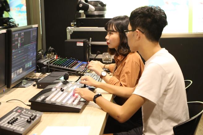 南华大学设置多功能数位学习中心「e学苑」，提供学生丰富的学习资源，提升竞争力。(照片/南华大学提供)