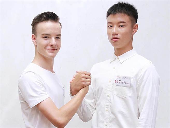 何柏廷（右）为艺人何豪杰、和家馨的儿子。（中华全球城市选拔协会提供）