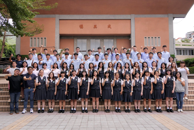 薇阁高中111年录取臺大及医学系学生与导师合影。（照片/薇阁高中提供）