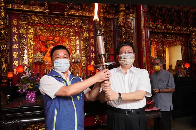 县长杨文科（右）和竹北天后宫主委林启贤（左）点燃县运会圣火。（罗浚滨摄）