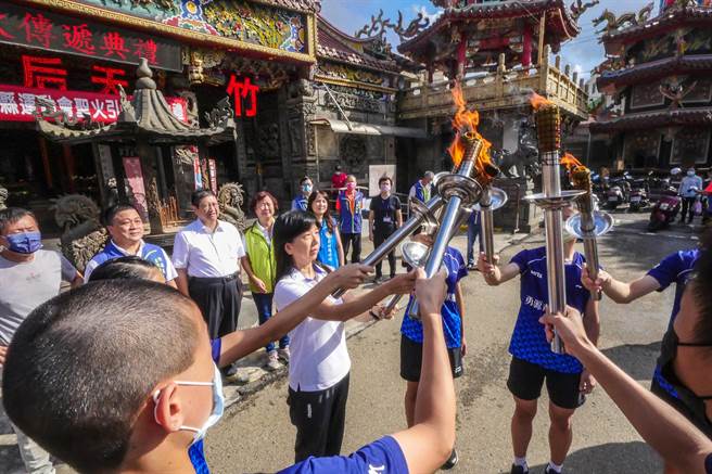 新竹县运会圣火队引燃圣火后，再跑向新竹县体育场。（罗浚滨摄）