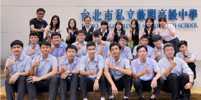 薇阁高中111年录取臺大医学系学生与导师合影。（照片/薇阁高中提供）