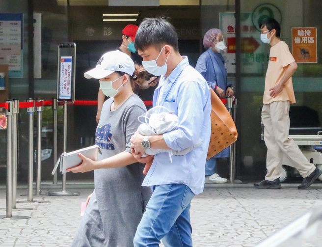 BA.5本土个案暴增33例，BA.4出现首例土本确诊。图为民眾就医。(资料照)