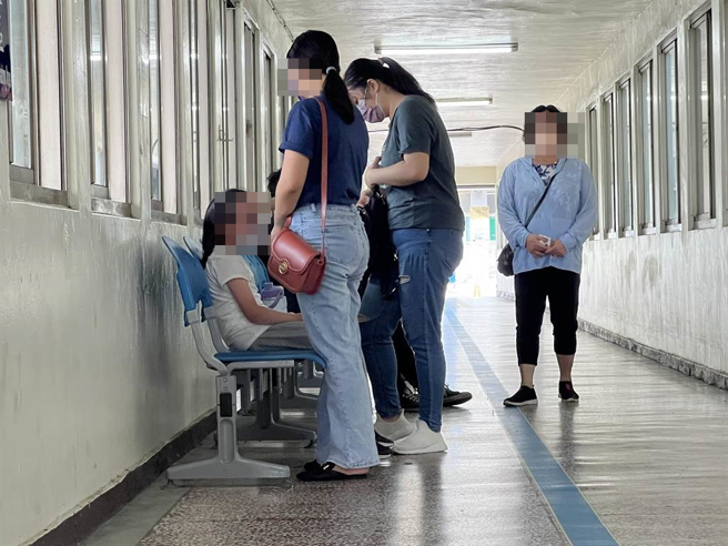 纪姓少年妹妹数度崩溃大哭不能自己。（蔡依珍摄）