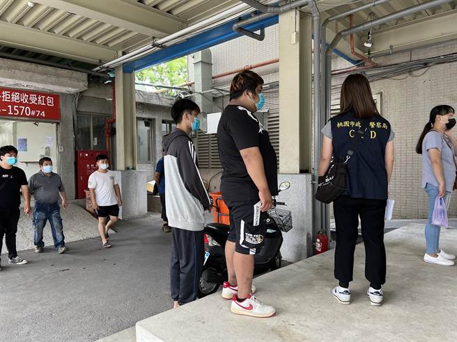 魏姓副宫主（中）也潸然泪下。（蔡依珍摄）