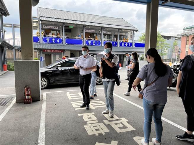 检警到场相验。（蔡依珍摄）