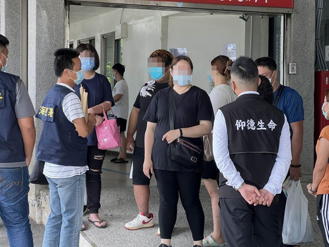 家属都难过不已。（蔡依珍摄）