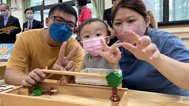 勞動部第一個教保中心15日在雲嘉南分署啟用，家長帶孩子來體驗內部設施。（張毓翎攝）