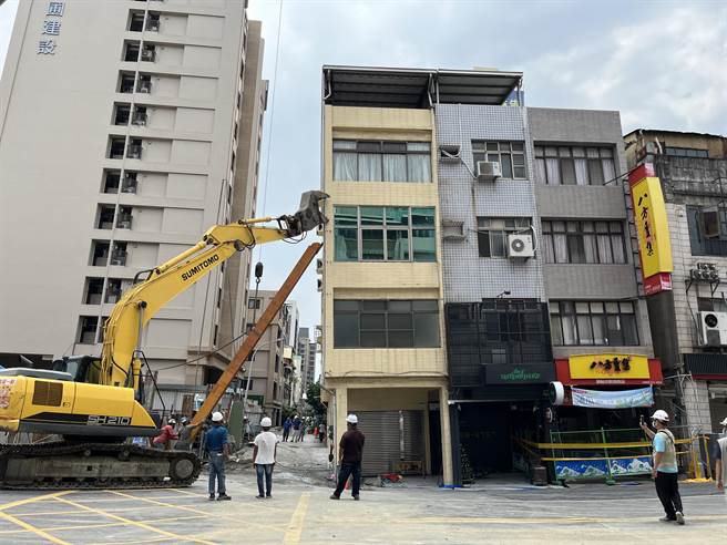 高雄市前金區自強、七賢路口新建案「東金寓所」工地疑似施工不慎，接連出現路面坍塌、害7戶鄰宅傾斜意外，斜撐工程預計最慢今晚完成，完成後會再次監測，由於傾斜的房屋已經斷電，預計明早可開放原住戶回家拿值錢的物品。（袁庭堯攝）