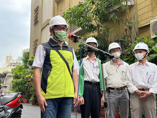工務局建管處副處長劉中昂（左一）強調，市府站在住戶的立場，協助爭取權益。（袁庭堯攝）