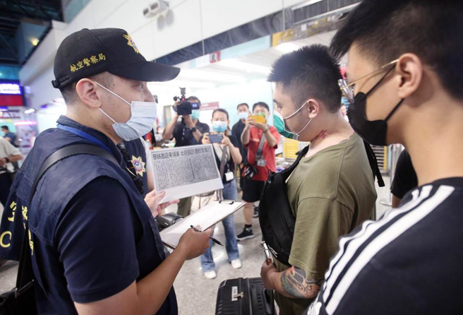 台湾人赴柬埔寨遭诈骗，警方在桃机大阵仗劝导。（范扬光摄）