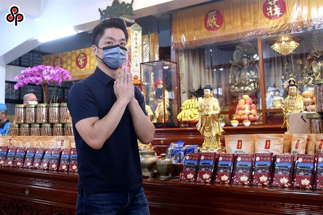 台北市長參選人蔣萬安15日出席臨濟護國禪寺祈福法會。（黃世麒攝）