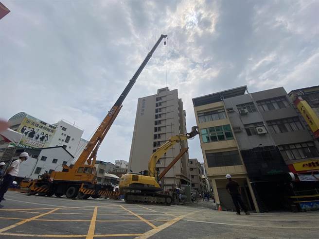 因事发正逢礼拜日，许多工程厂商休息，但又怕危楼倾斜愈来愈严重，因此找来怪手，利用怪手的大钢牙从建筑斜面支撑建筑。（杨舒婷摄）