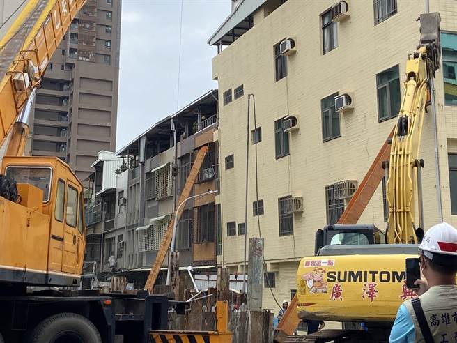 下午2点将2支斜撑支柱安装上去，预计明天会再加装1支斜撑支柱，增加施力点。（杨舒婷摄）