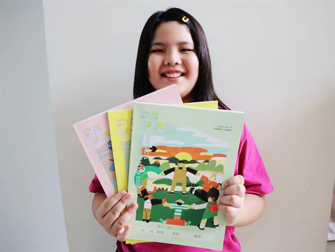嘉義縣設計、印製「看見嘉義，美感聯繫」聯絡簿，分成低中高3個年段版本，目前已發送到各校。（呂妍庭攝）