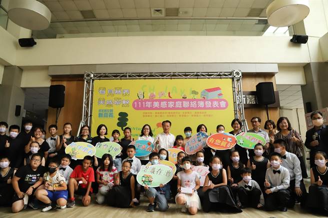 嘉義縣設計、印製「看見嘉義，美感聯繫」聯絡簿，今舉辦開箱記者會。（呂妍庭攝）