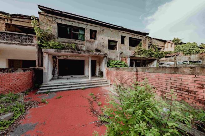 位于高雄市冈山区的醒村兴建于1940年代，全区1.72公顷保留有7栋建筑物，日治时原作为海军第六一航空厂工员宿舍，呈现两层楼式单身宿舍和洋建筑形式，战后是空军飞官宿舍，是少数两层楼形式的眷村建筑。（图/ 中央社）