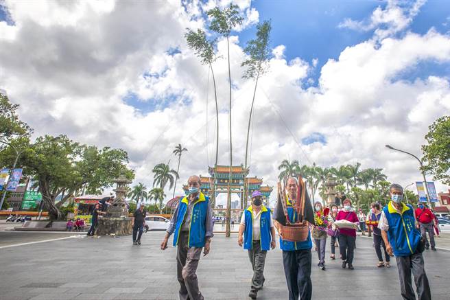 新埔义民庙祭典进行传统的竖灯蒿仪式。（罗浚滨摄）