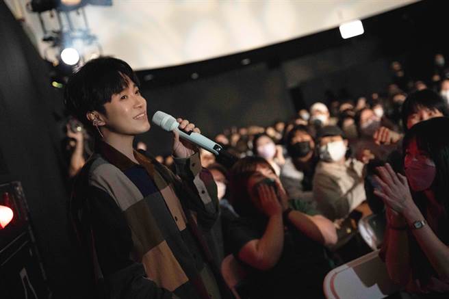 吳青峰走下舞台與觀眾近距離互動。（環球音樂提供）