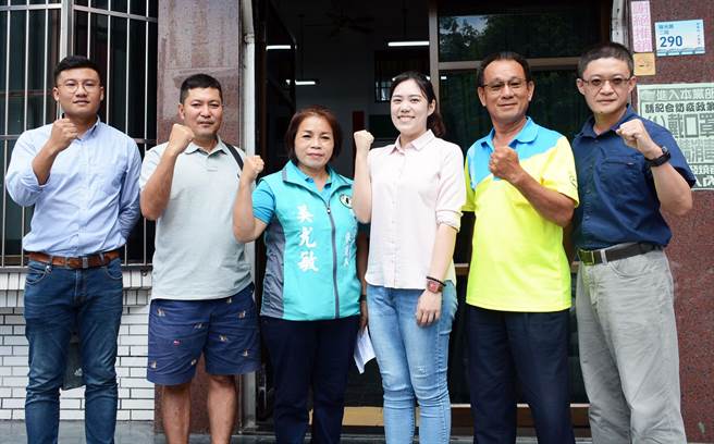 立委苏震清女儿苏孟婕（右三）有意投入屏东县议员第二选区，不少地方党部执评委也现身加油打气。（林和生摄）