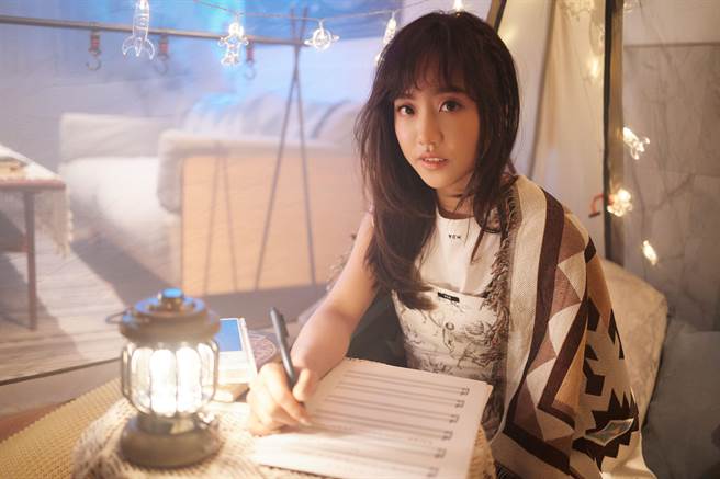 蔡佩軒日前拍攝新單曲〈是你給我整片星空〉MV。（索尼音樂提供）