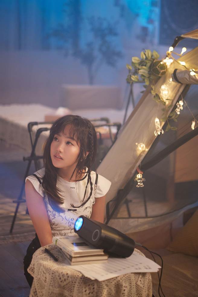 蔡佩軒日前拍攝新單曲〈是你給我整片星空〉MV。（索尼音樂提供）