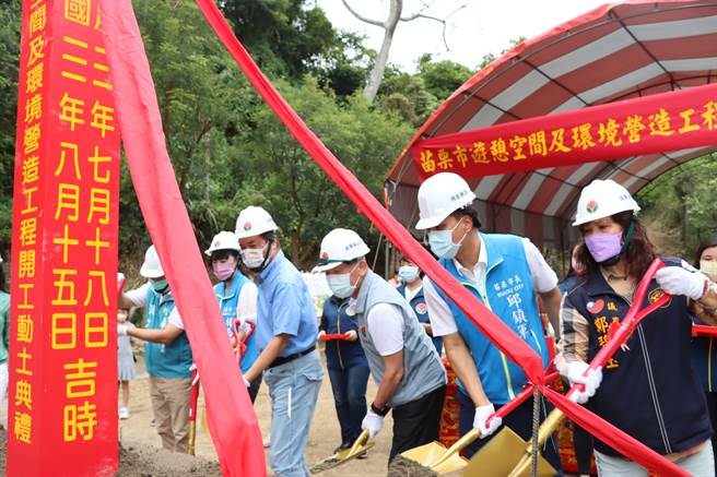县长徐耀昌等人持铲动土。（苗栗县府提供／李京升苗栗传真）