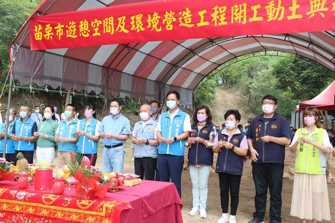 眾人焚香祝祷祈求工程顺利。（苗栗县府提供／李京升苗栗传真）