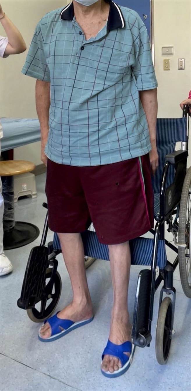 接受人工关节置换手术后，沈老先生已经可以由轮椅站起来。（大里仁爱医院提供／冯惠宜台中传真）