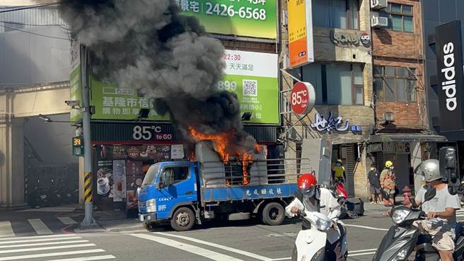 基隆市一台載送廢用電器小客車15日下午行經信一路時，不明原因起火燃燒。（陳彩玲攝）