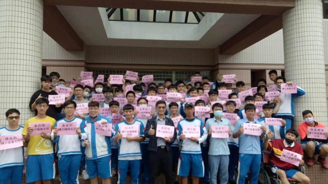 国立花莲高中今年有206名学生透过各种多元升学管道录取国立暨医药学系，比例达57.2％，打破该校纪录。（花莲高中提供／罗亦晽花莲传真）