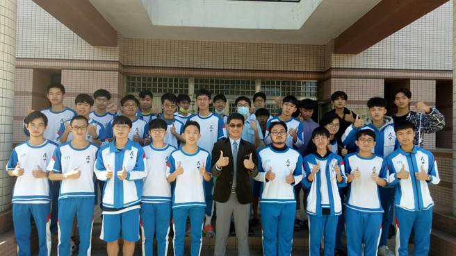 国立花莲高中今年有206名学生透过各种多元升学管道录取国立暨医药学系，比例达57.2％，打破该校纪录，且大学考试分发录取率更达100％。（花莲高中提供／罗亦晽花莲传真）