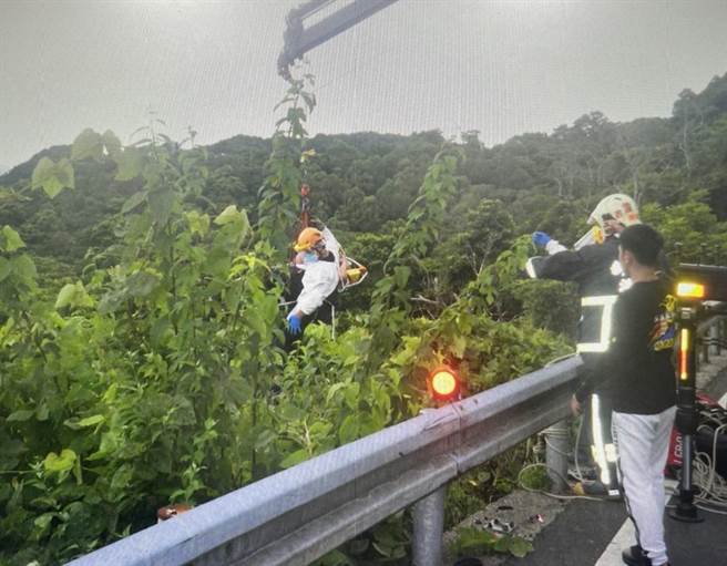 消防人员调派升降机具将周男吊起。（警方提供／李奇叡新北传真）