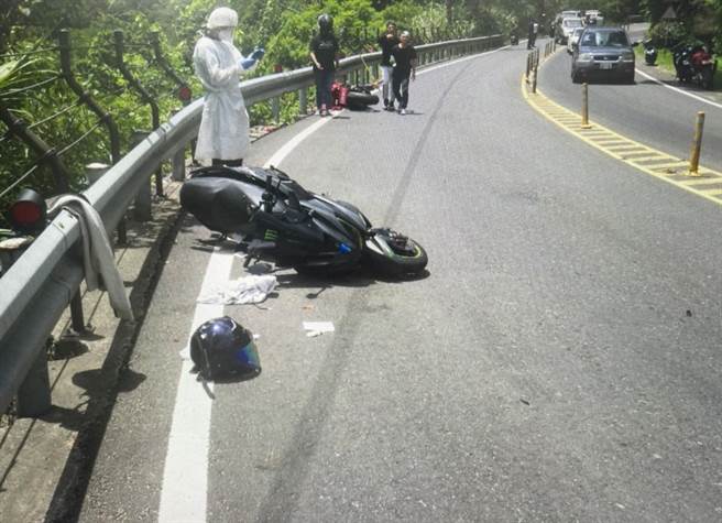 林男骑乘白牌机车被击落。（警方提供／李奇叡新北传真）