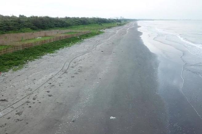 台南市政府农业局6月底回收牡蛎养殖业在外海放养的蚵棚，暂置在邻近海滩，已于7月31日前完成清运，恢復沙滩清洁。
（图/ 中央社）
