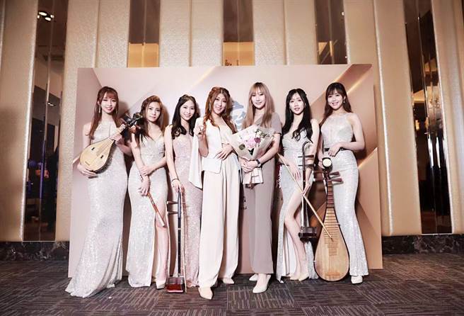 两岸文化大使陈孝志受邀岚庭集序公司推动8位女子乐纺。（陈孝志提供）