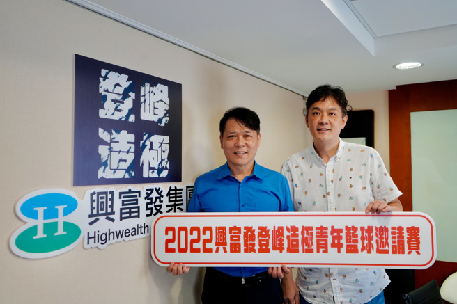 中华文化教育暨体育交流促进会李玉龙秘书长(右)与兴富发集团陈彦伯执行长。(促进会提供)