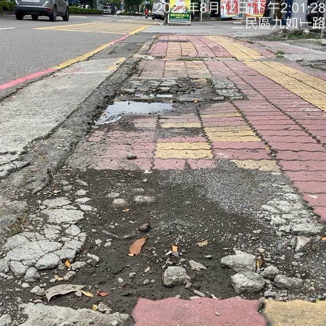 国民党高市议员童燕珍今（15）在高雄市议会工务部门质询时，秀出九如一路沿线的人行道照片，直批人行道环境恶劣，市府「路都修到哪里去？」，简直在惩罚行人。（柯宗纬翻摄）