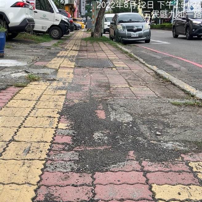 国民党高市议员童燕珍今（15）在高雄市议会工务部门质询时，秀出九如一路沿线的人行道照片，直批人行道环境恶劣，市府「路都修到哪里去？」，简直在惩罚行人。（柯宗纬翻摄）
