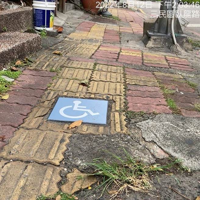 国民党高市议员童燕珍今（15）在高雄市议会工务部门质询时，秀出九如一路沿线的人行道照片，直批人行道环境恶劣，市府「路都修到哪里去？」，简直在惩罚行人。（柯宗纬翻摄）