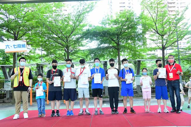 第14屆南山盃青少年圍棋公開賽昨於南山中學登場，最高段的六、七段組競爭激烈，忠義國小三年級學生鄭予皓在加賽中奪下冠軍。（南山中學提供／李奇叡新北傳真）