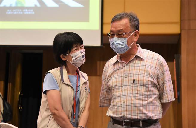 陈佩琪说赴台求学离家已40年，所到之处跟儿时记忆改变许多，对家乡建设的进步，要特别感谢县长赖峰伟的治理。（张茂雄摄）